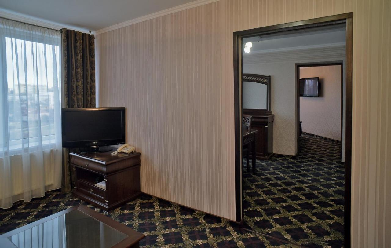 Hotel Mir Rivne Kültér fotó