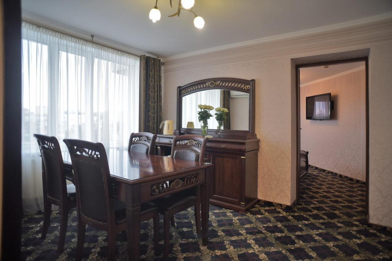 Hotel Mir Rivne Kültér fotó