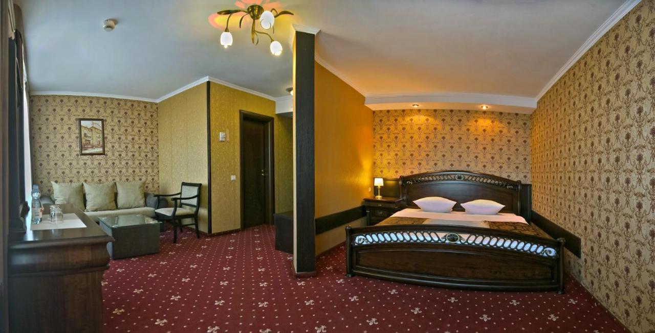 Hotel Mir Rivne Kültér fotó